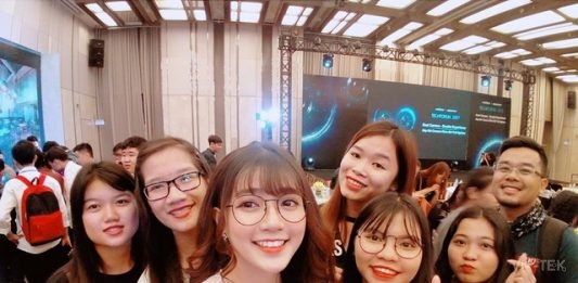 Teen Sài Thành hào hứng trải nghiệm smartphone selfie kép