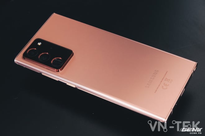 Galaxy Note20 Ultra là một chiếc máy với thiết kế hào nhoáng, sang trọng và cao cấp.